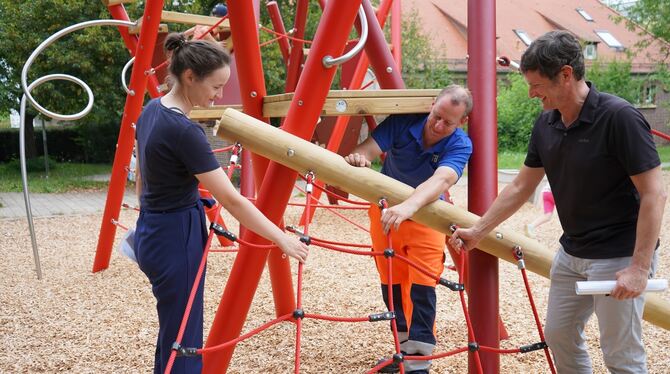 Annette Aichele, Stephan Rietzke und Georg Frey überprüfen ein Spielgerät.  FOTO: STADT