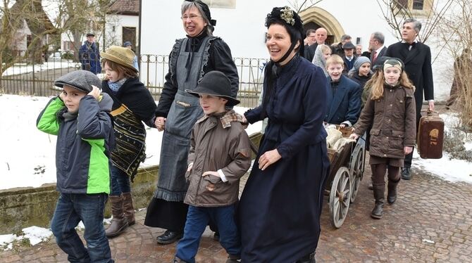 Am Anfang der Reise: Gut gelaunt, in altem Schick und mit Leiterwagen für allerlei Gepäck, ging’s auf den neuen Gustav-Werner-Wa