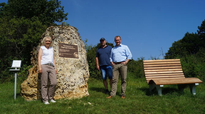 Doris Wüllner (Landratsamt), Kurt Class (Teilnehmergemeinschaft) und Bürgermeister Mario Storz mit Plakette.  FOTOS: WURSTER