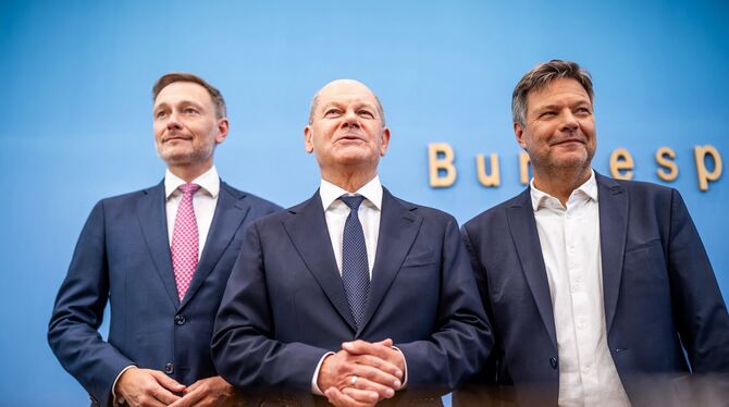 Bundeskanzler Olaf Scholz (SPD,Mitte) Robert Habeck (Bündnis 90/Die Grünen , rechts), Bundesminister für Wirtschaft und Klimasch