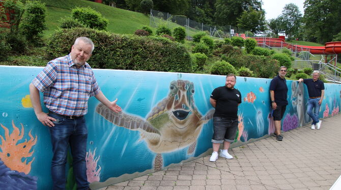 Frank Kammerer (links), bei der Stadt Bad Urach verantwortlich für das Freibad, zeigt auf die noch namenslose Schildkröte, die d