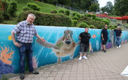 Frank Kammerer (links), bei der Stadt Bad Urach verantwortlich für das Freibad, zeigt auf die noch namenslose Schildkröte, die d