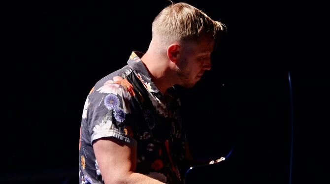 Der schwedische Jazzpianist Martin Tingvall bei seinem Auftritt auf der Sudhaus-Waldbühne.