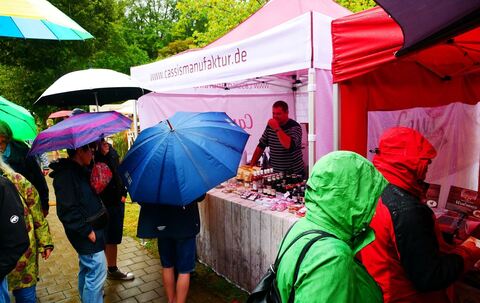 Gedraenge mit Regenschirm