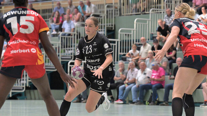 Der TuS Metzingen fehlen in Blomberg mehrere Spielerinnen, darunter Verena Oßwald (Mitte) . Foto: T. Baur/Eibner