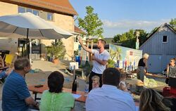 Genuss am Gomaringer Schlosshof-Beach: Brotsommelier Jörg Schmid teilt sein Wissen mit den Gästen. FOTOS: JOCHEN