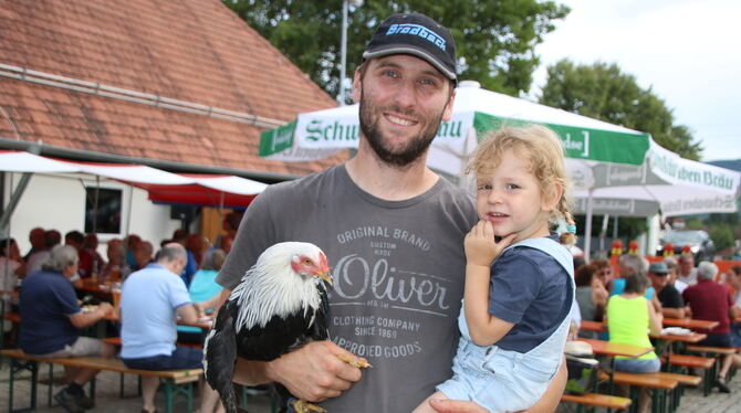 Das Göckelesessen der Kleintierzüchter kommt einmal mehr bestens an: Vorsitzender Thilo Reusch, hier mit Tochter Emmi, freut sic