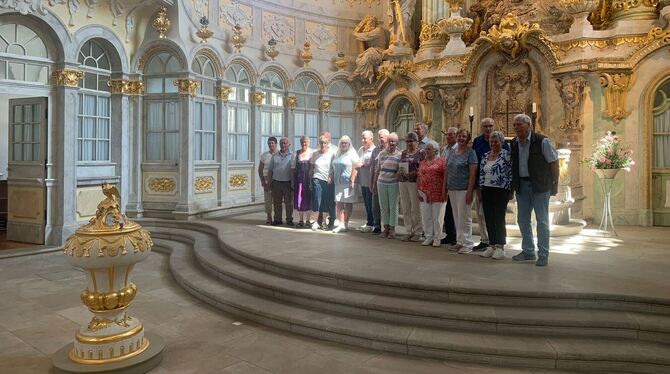 Goldhochzeits-Paare aus Holzelfingen waren mit Freunden in Dresden.  FOTO: KIRCHE