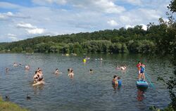 Urlaubsidylle: Badespaß am Kirchentellinsfurter Baggersee.  FOTO: STRAUB