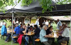 Die Besucher des Höflesfests in Jettenburg ließen sich trotz des Unwetters die Stimmung nicht vermiesen.  FOTO: STRAUB