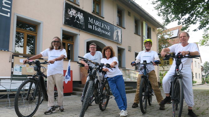 Die Teilnehmer der Aktion vor dem Start am Theater Lindenhof: Von links Arjan Toi, Andreas Hoffmann, Monika Weber, Heinrich Kall