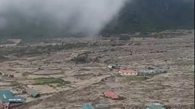 Eine Gerölllawine wälzt sich durch das Dorf Thame in Nepal.