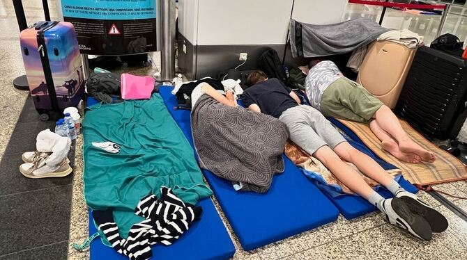 Familie M. musste im Flughafen übernachten, weil ihr Flug gestrichen wurde.