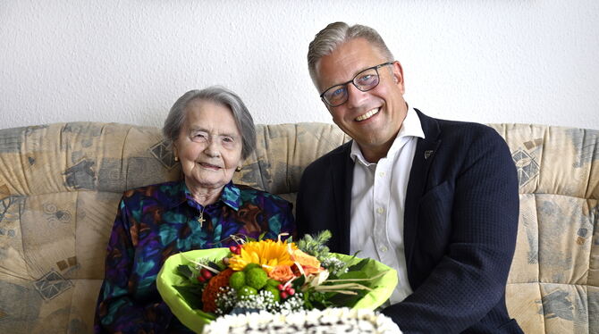 Heute hat Susanne Götz ihr 103. Lebensjahr vollendet. Finanzbürgermeister Roland Wintzen gratulierte der Altersjubilarin mit Blu