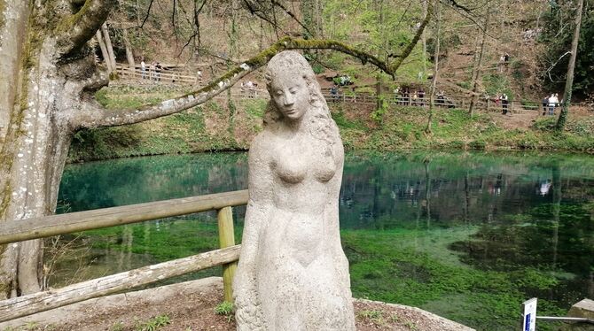 Statue der Schönen Lau am Blautopf. Der Weg im Hintergrund soll einer Brücke weichen.  FOTO: ZIMMERMANN