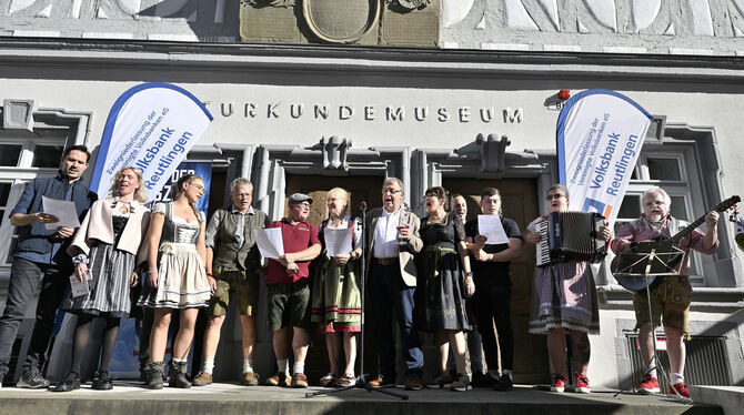 Mit dem Gesang der Weindorf-Wirte auf den Stufen vor dem Naturkundemuseum wird traditionell der »Reutlinger Herbst« eröffnet.