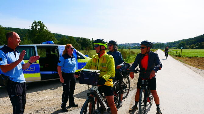 Nicht alle Radlerinnen und Radler trugen Helm, als sie von Lothar Faiß und Stefanie Borzym von der Polizei-Verkehrsprävention am