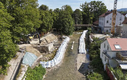 Die Brücke Hoffmannstraße ist abgebrochen, die Vorbereitungen für den Neubau laufen. Die Sandsäcke halten das Wasser ab, damit d