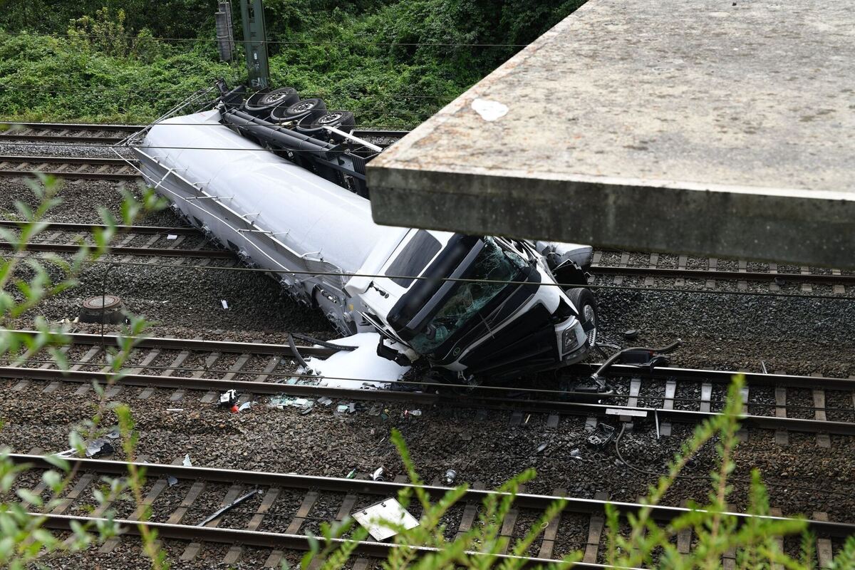 Lastwagen stürzt von Brücke auf Bahngleise