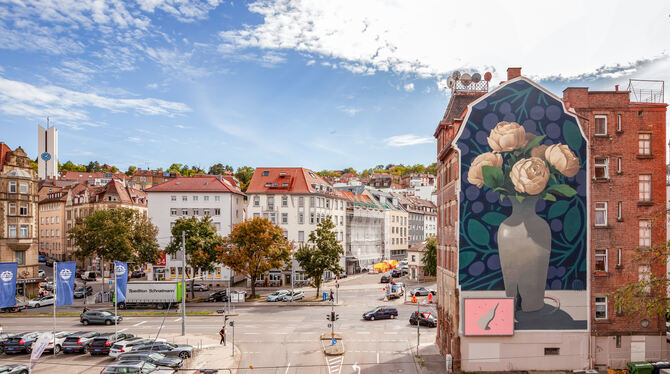 An der Neckarstraße 127 hat Betz (Etam) ein buntes Stillleben auf eine Fassade gezaubert.  FOTO: WEST