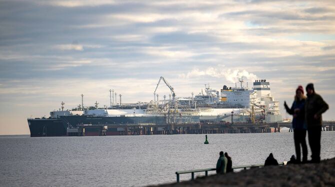 Das Tankschiff »Maria Energy« liegt am schwimmenden LNG-Terminal in Wilhalmshaven an.  FOTO: SCHULDT/DPA