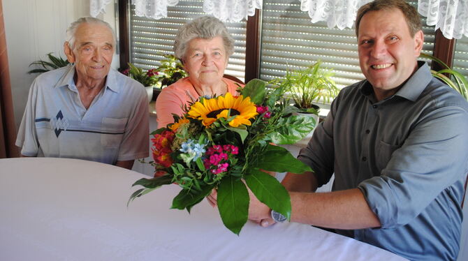 Martin Diebold überreichte Anton und Maria Schmidt die Blumen zu ihrem besonderen Jubiläum FOTO: JENATSCHKE