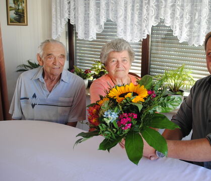 Martin Diebold überreichte Anton und Maria Schmidt die Blumen zu ihrem besonderen Jubiläum FOTO: JENATSCHKE