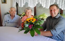 Martin Diebold überreichte Anton und Maria Schmidt die Blumen zu ihrem besonderen Jubiläum FOTO: JENATSCHKE