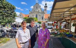 Die Marktbeschicker Pia Münch und Stephan Münch  (von links) sind, wie auch Bürgermeisterin  Alexandra Hepp, mit dem Wochenmarkt