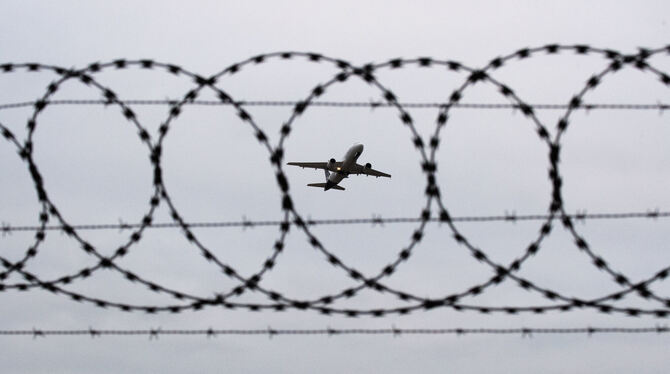 Abschiebungen von Migranten scheitern häufig.  FOTO: STRATENSCHULTE/DPA