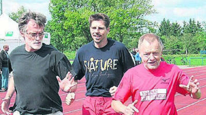 Initiator Gerd Schramm (rechts) lief gleich mehrmals für den guten Zweck. 
FOTO: SANDER