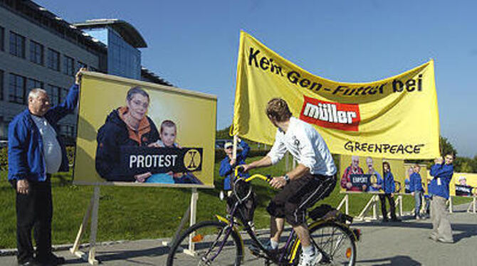 Greenpeace darf weiterhin gegen Müller-Milch Stellung beziehen - im Bild ein Protest gegen angebliches Gen-Futter für Milchkühe.
FOTO: DPA