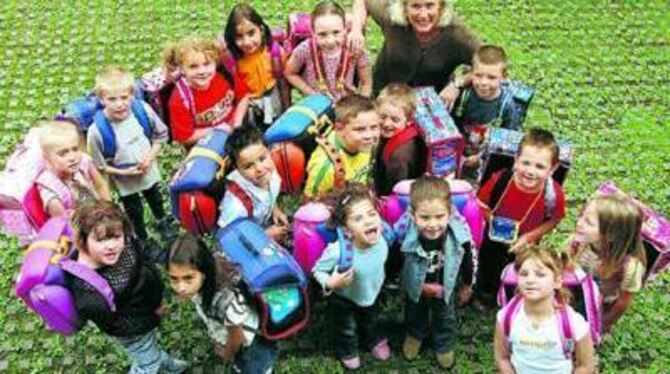 Freuen sich über die neuen Schulranzen: die Schützlinge des Kinderschutzbundes.
FOTO: TRINKHAUS