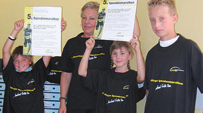 Marco, Janina, Lena und Dr. Barbara Dürr in den T-Shirts, die es für die ersten 100 Spendenmarathon-Teilnehmer gibt.
FOTO: TS