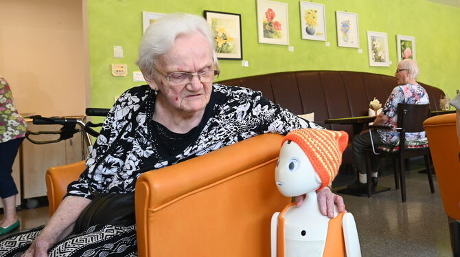 Putzige Plaudertasche: Sozialroboter »Lucki« unterhält Margarete und Günter Zwerenz im Seniorenzentrum Gertrud Luckner mit einem