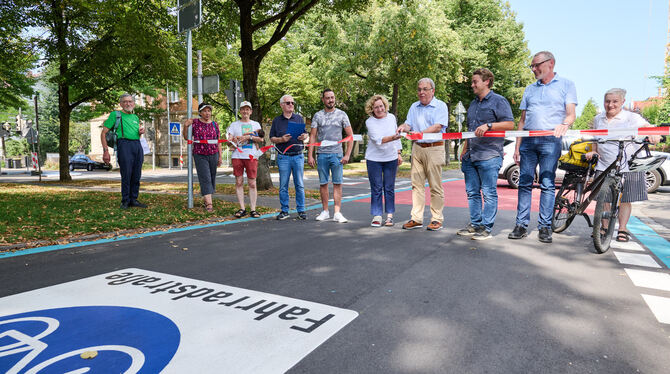 Die Elite der Reutlinger Fuß-und Radverkehrsförderung wohnte gestern dem  feierlichen Moment bei, als   Oberbürgermeister Thomas