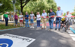 Die Elite der Reutlinger Fuß-und Radverkehrsförderung wohnte gestern dem  feierlichen Moment bei, als   Oberbürgermeister Thomas