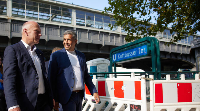 Kai Wegner (links), Regierender Bürgermeister von Berlin und Raed Saleh (SPD), Fraktionsvorsitzender im Abgeordnetenhaus, gehen