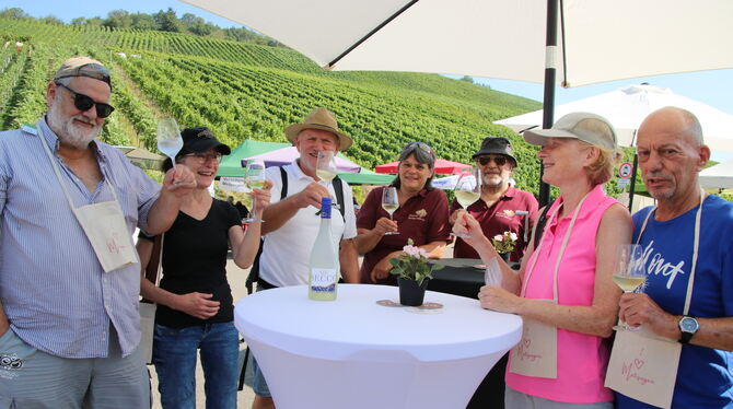 Jetzt geht's gleich los: Mit einem MeSecco stärken sich die Teilnehmer an der ersten Weinwanderung mit Gerhard Fritz ( mit Stroh