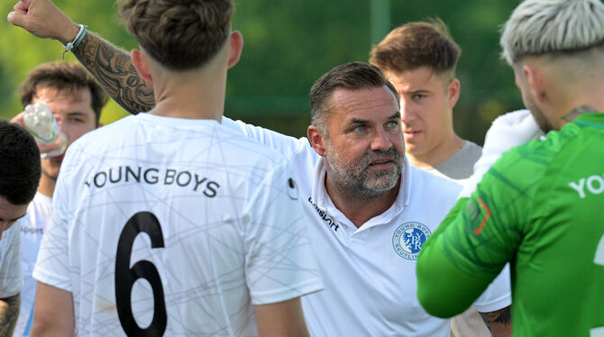 Nicht zufrieden: Young-Boys-Trainer Volker Grimminger (Mitte) gibt seiner Mannschaft in der Trinkpause klare Anweisungen. FOTO: Nicht zufrieden: Young-Boys-Trainer Volker Grimminger (Mitte) gibt seiner Mannschaft in der Trinkpause klare Anweisungen. FOTO: