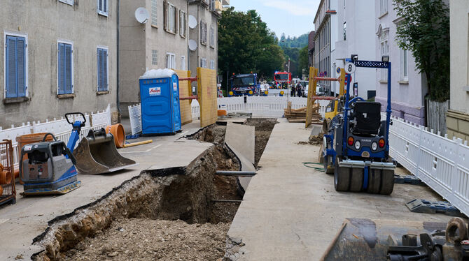 Blick in die Urbanstraße: Ein Asphaltstück -  hinten im Bild zu sehen -  ist am Sonntag abgebrochen und hat einen privaten Gasan