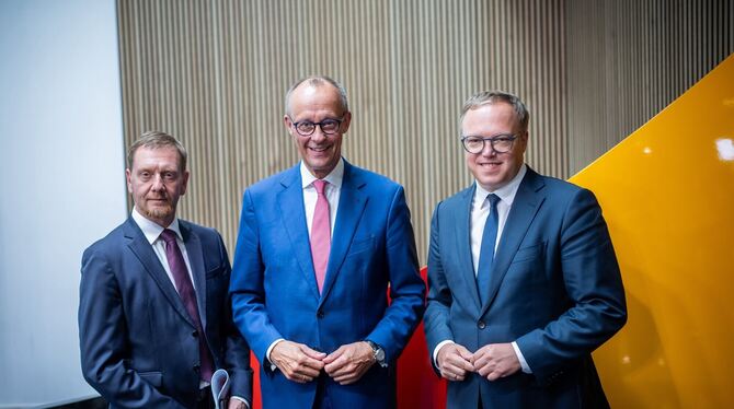 Friedrich Merz (Mitte), CDU Bundesvorsitzendermit  Michael Kretschmer (CDU, links), Ministerpräsident von Sachsen, und Mario Voi