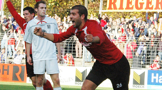 Ioannis Tsapakidis in Jubelpose. In der Saison 2005/06 wurde er mit dem SSV Reutlingen Oberliga-Meister.