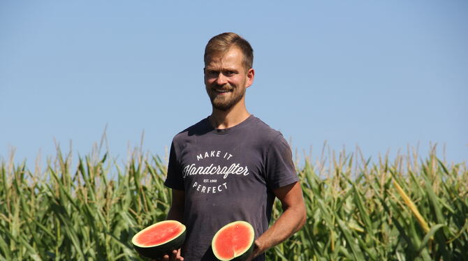 Südfrüchte aus dem Hegau. Der Klimawandel macht es möglich. Philipp Buhl mit einer Wassermelone vom eigenen Feld.  FOTO: FRICKER