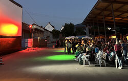 Das Metzinger Open-Air-Kino läuft in diesem Jahr zum letzten Mal auf dem Bauhof-Gelände. Ein Teil der Plätze ist überdacht.  ARC