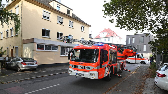 So schonend wie möglich holt die Feuerwehr einen Menschen nach einem medizinischen Notfall aus dem ersten Stock eines Wohnhauses