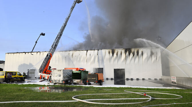 Löscharbeiten am Dienstag bei einem Großbrand, der eine Lagerhalle im Gewerbepark Achalm im Reutlinger Laisen zum Teil zerstörte