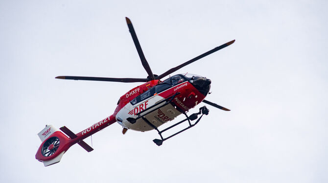 Ein Rettungshubschrauber auf dem Weg zu einem Einsatz.