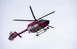 Ein Rettungshubschrauber auf dem Weg zu einem Einsatz.