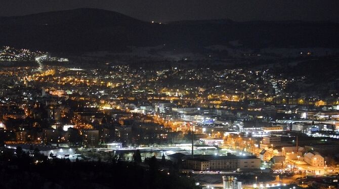 Pfullingen strahlt auch nachts im hellen Schein. Manchem Bürger ist das zu viel des Guten. FOTO: NIETHAMMER